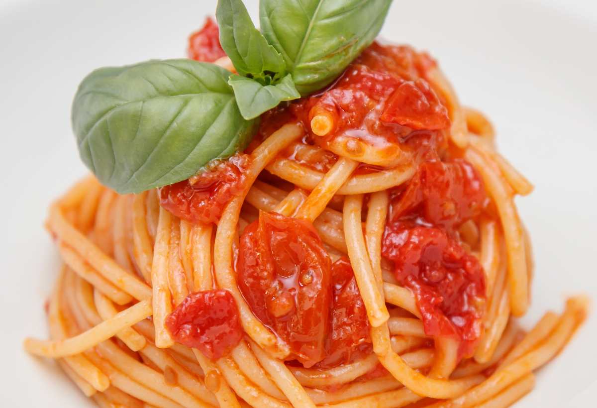 Receita de Spaghetti ao Molho de Tomate com Manjericão